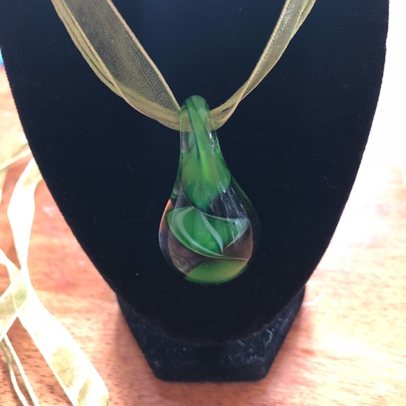 Tear drop pendant in green / White or green /gold - Picture 1 of 4